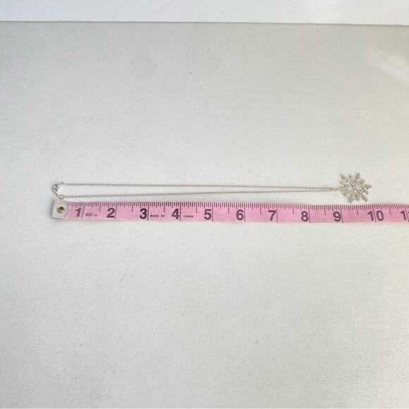 Vintage Snowflake Necklace Winter Silver Tone Chain Dainty Delicate Avon - Picture 5 of 5